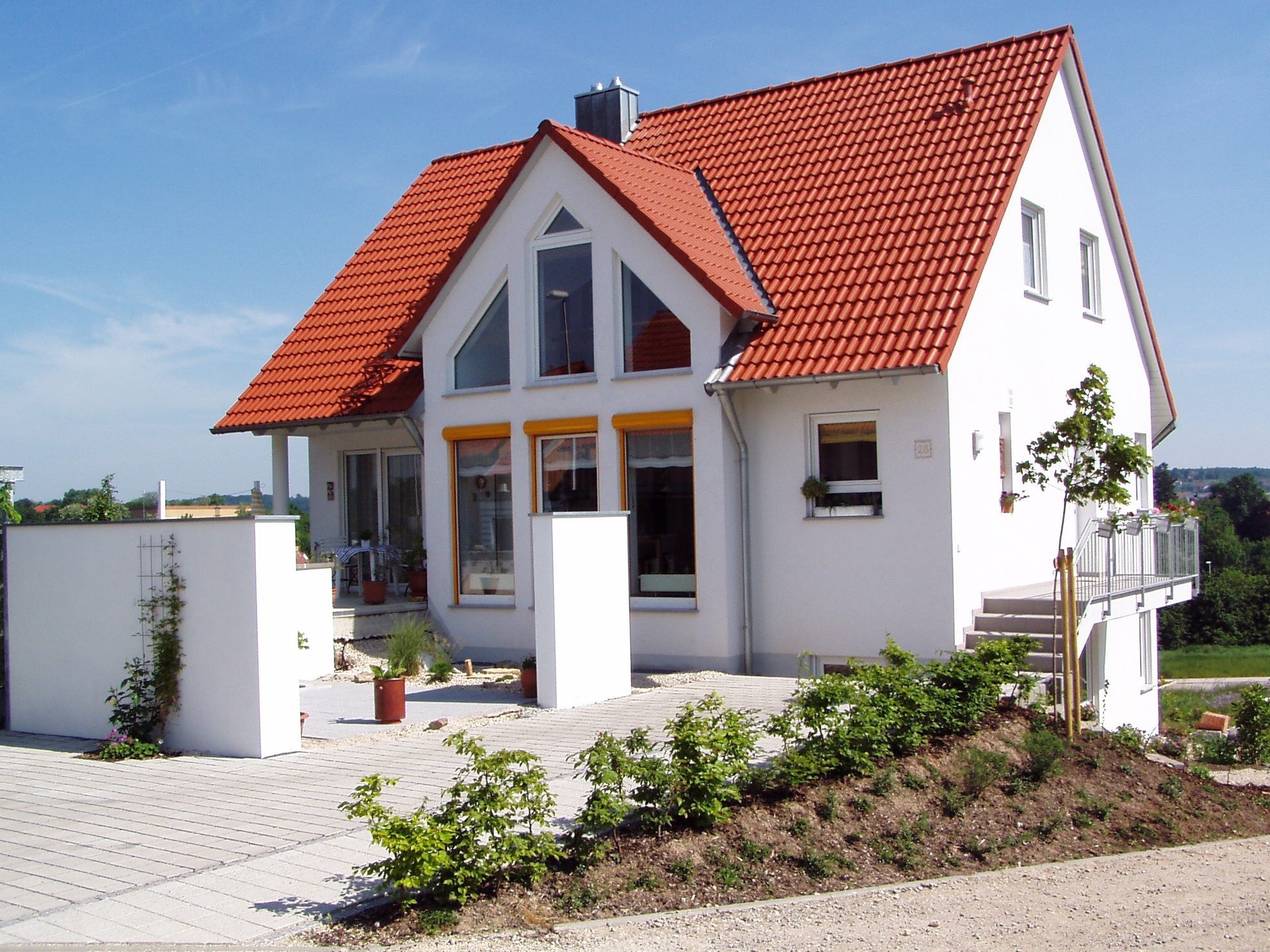 Modernes Einfamilienhaus mit rotem Ziegeldach – Referenzobjekt Smart Immo Concept